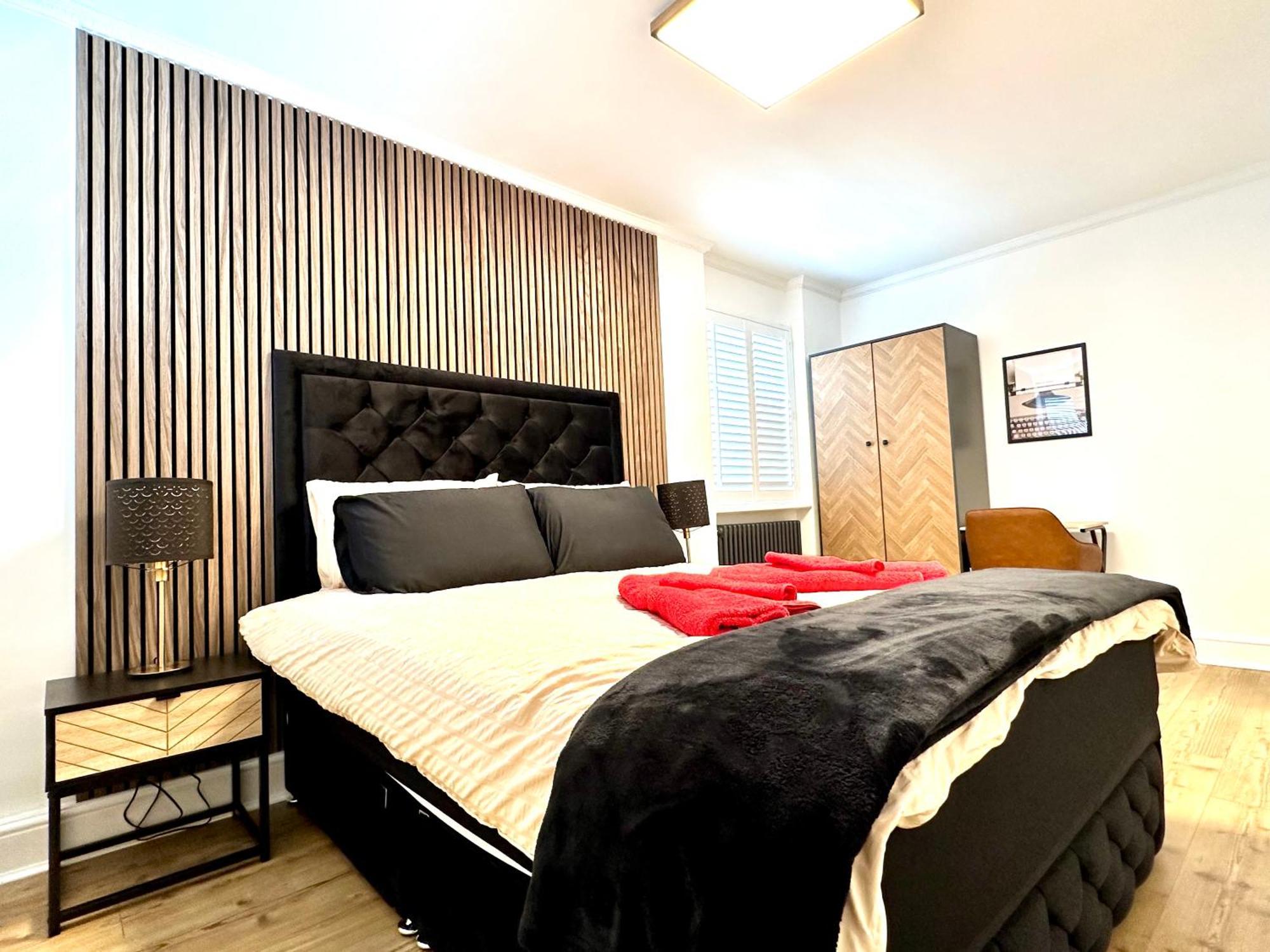 Apartment Newly Refurbished ,chic, Attractive 3 Bedroom Flat