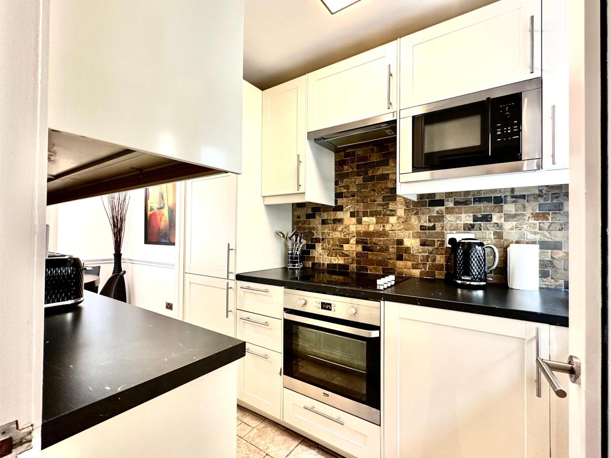 Newly Refurbished ,chic, Attractive 3 Bedroom Flat Apartment *