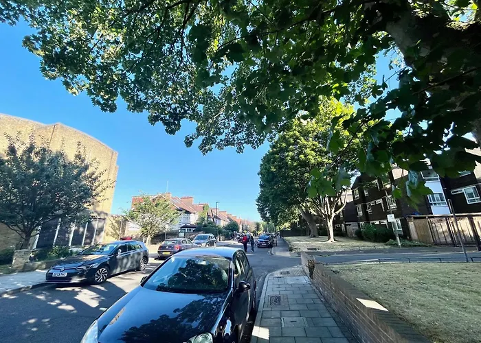 Newly Refurbished ,Chic, Attractive 3 Bedroom Flat